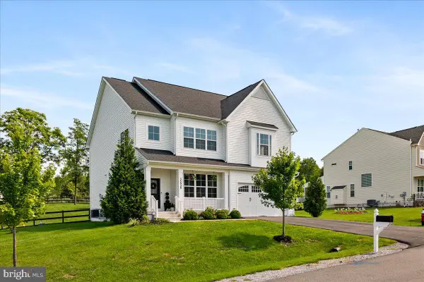 35928 Platinum Dr, ROUND HILL, VA 20141