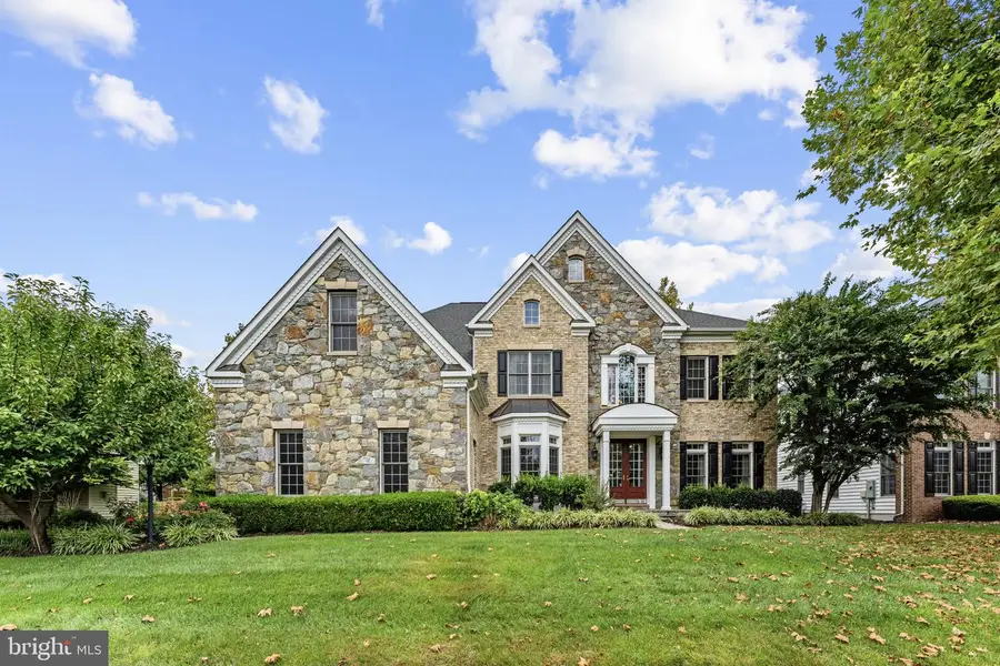 25717 Summerbank Ct, Chantilly, VA 20152 - #2
