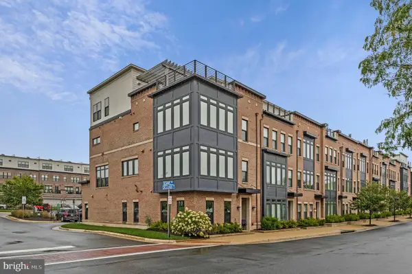 42384 Soave Dr, BRAMBLETON, VA 20148