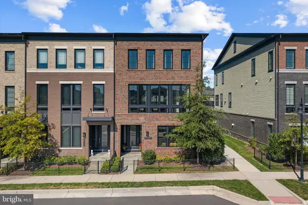 20277 Oak Bluff Dr, ASHBURN, VA 20147