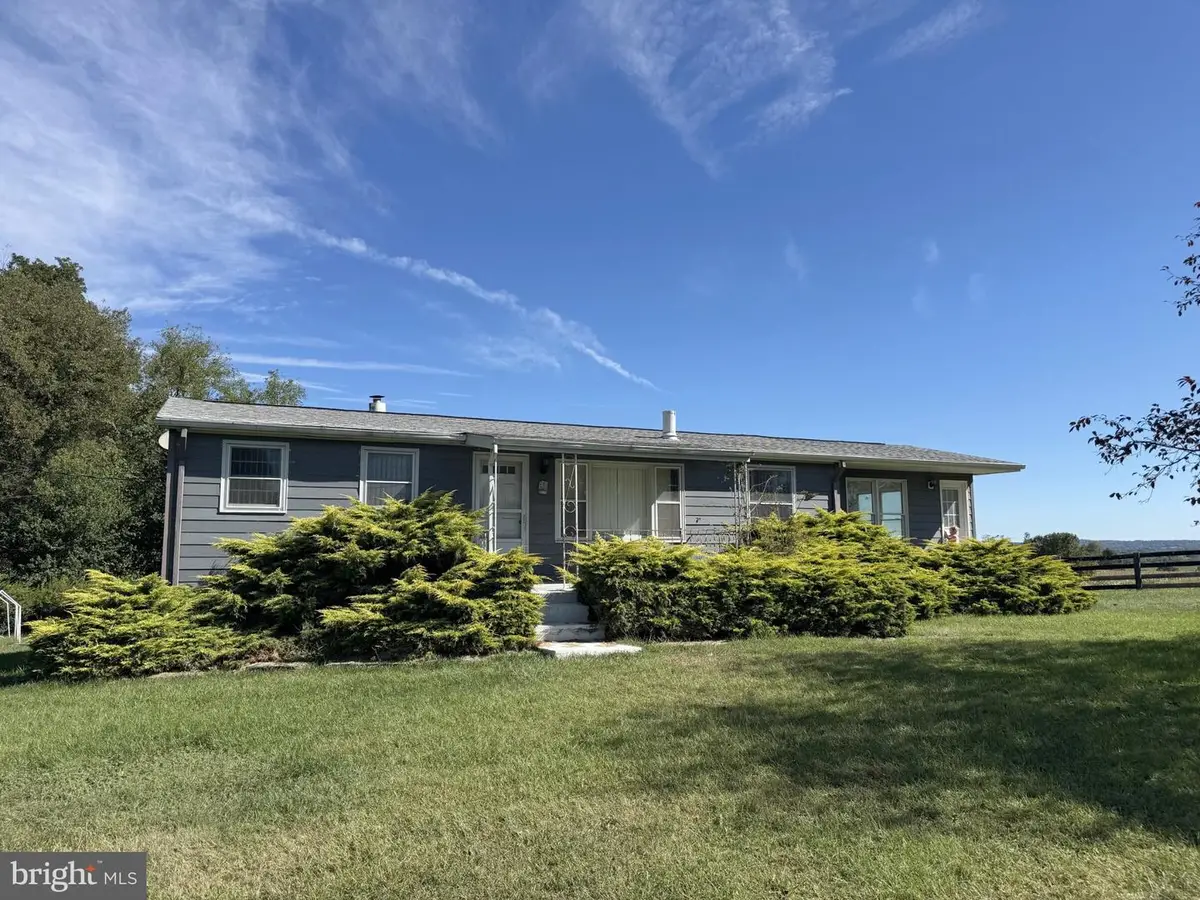 38936 Old Wheatland Rd, Waterford, VA 20197 - #1