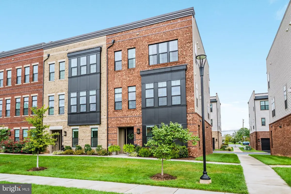 19820 Bodmer Dr, Ashburn, VA 20147 - #1