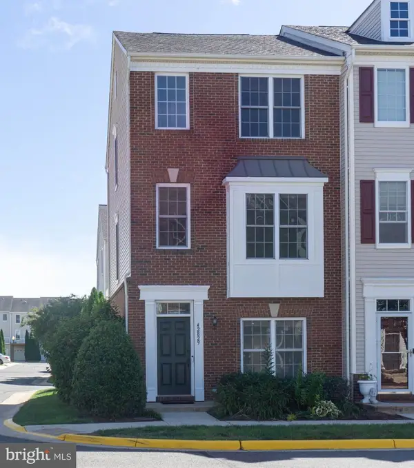 42829 Pamplin Ter, CHANTILLY, VA 20152