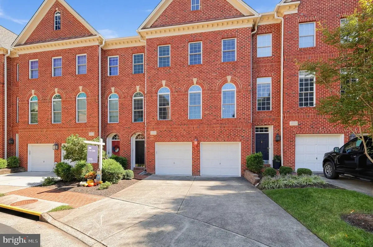 20374 Fallsway Ter, Sterling, VA 20165 - #1