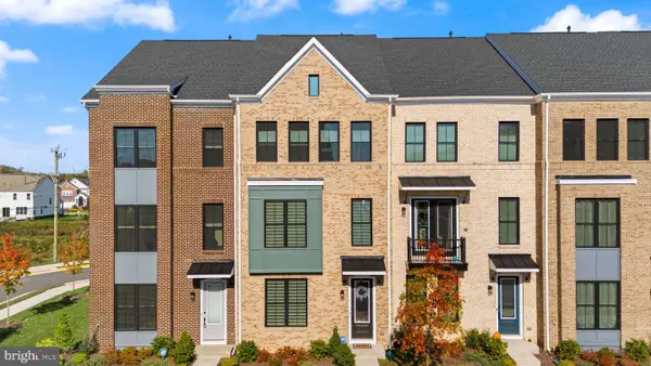 42088 Picasso Sq, BRAMBLETON, VA 20148