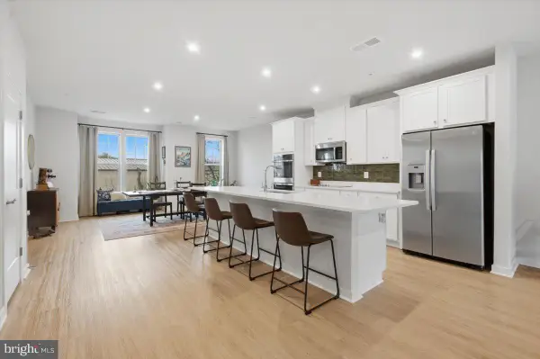 715-b Thomas Ln, MANASSAS PARK, VA 20111