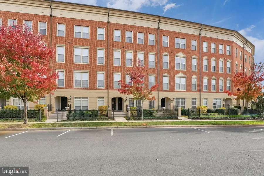 8013 Crescent Park Dr, Gainesville, VA 20155 - Image #2