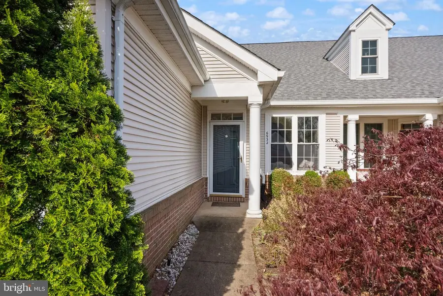6932 Walnut Hill Dr, Gainesville, VA 20155 - #2