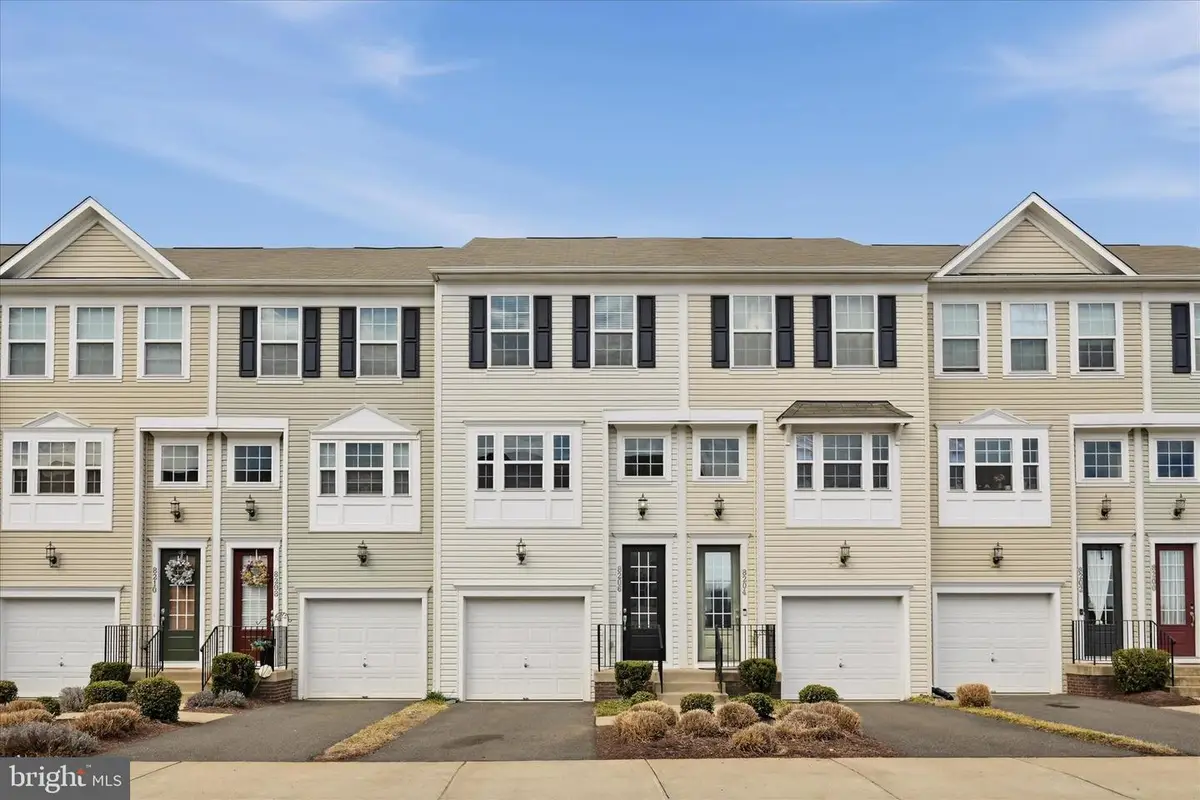 8206 Heritage Crossing Ct, Manassas, VA 20109 - #1