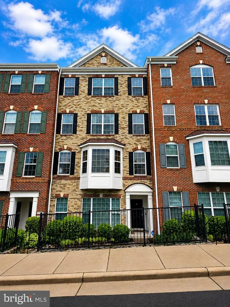 15324 Kensington Park Dr, Woodbridge, VA 22191 - #1