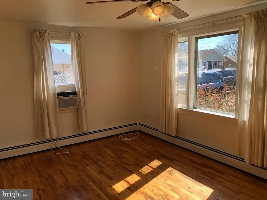 1114 Burton St, Woodbridge, VA 22191 - #2
