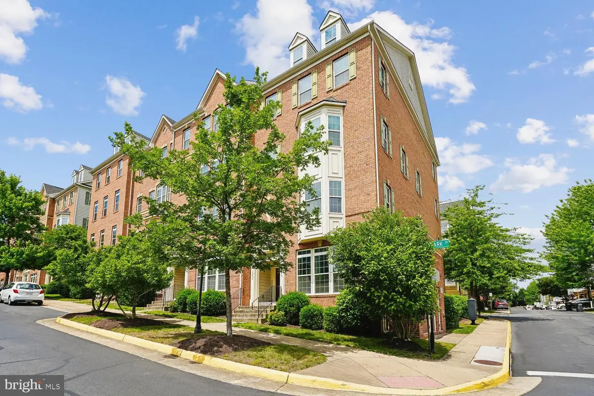 15270 Regents Park Dr, Woodbridge, VA 22191 - #1