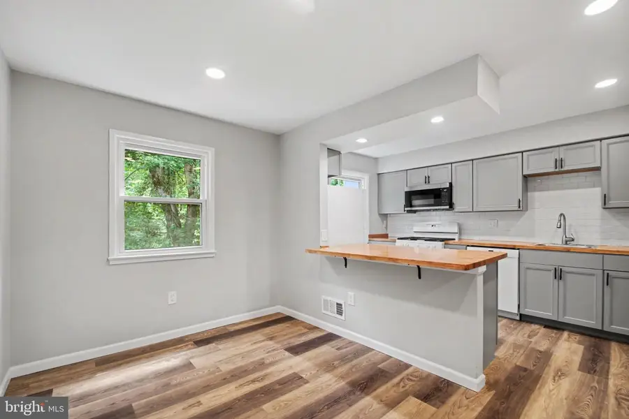 14658 Bakersfield St, Woodbridge, VA 22193 - #3