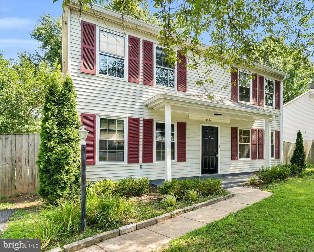 5566 Saint Charles Dr, Woodbridge, VA 22193 - #1