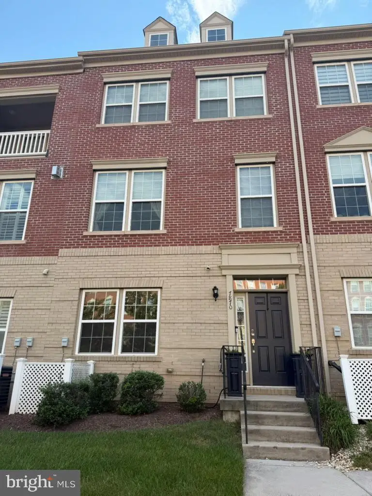 7870 Crescent Park Dr, Gainesville, VA 20155 - #1