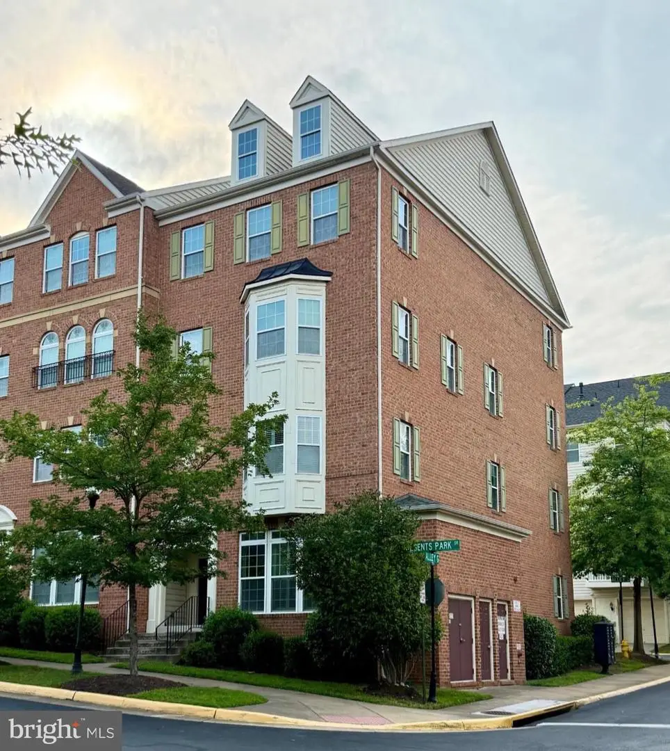 15272 Regents Park Dr #28, Woodbridge, VA 22191 - #1