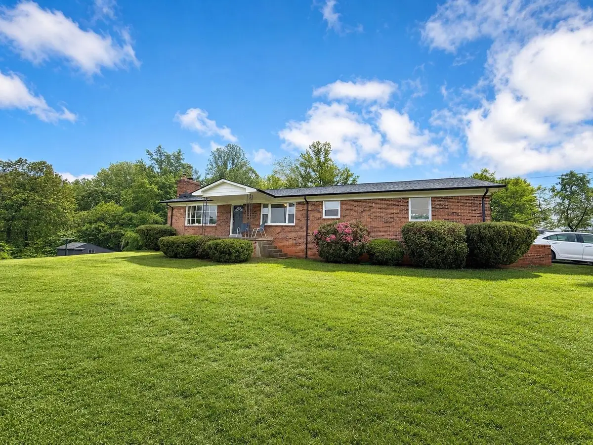 13767 Crest Hill Rd, Flint Hill, VA 22627 - #1