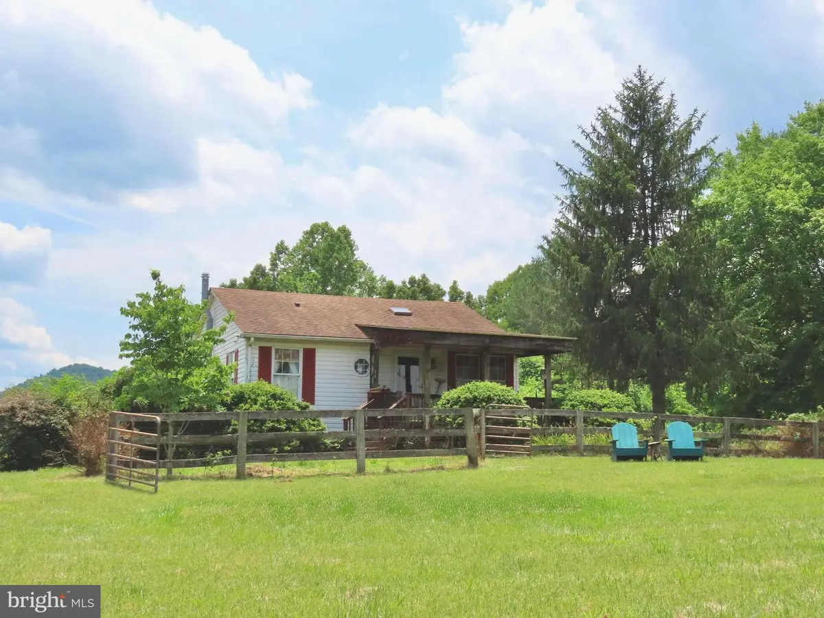 13782 Crest Hill Rd, Flint Hill, VA 22627 - #1