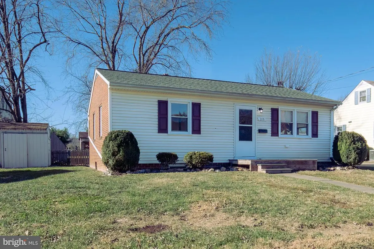 219 Virginia St, Strasburg, VA 22657 - Image #1