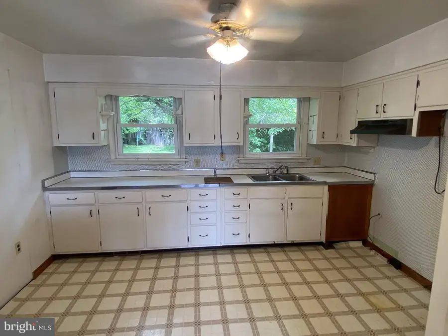 518 Ash St, Strasburg, VA 22657 - #3