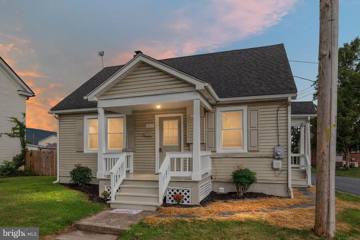 528 E Queen St, Strasburg, VA 22657 - #1