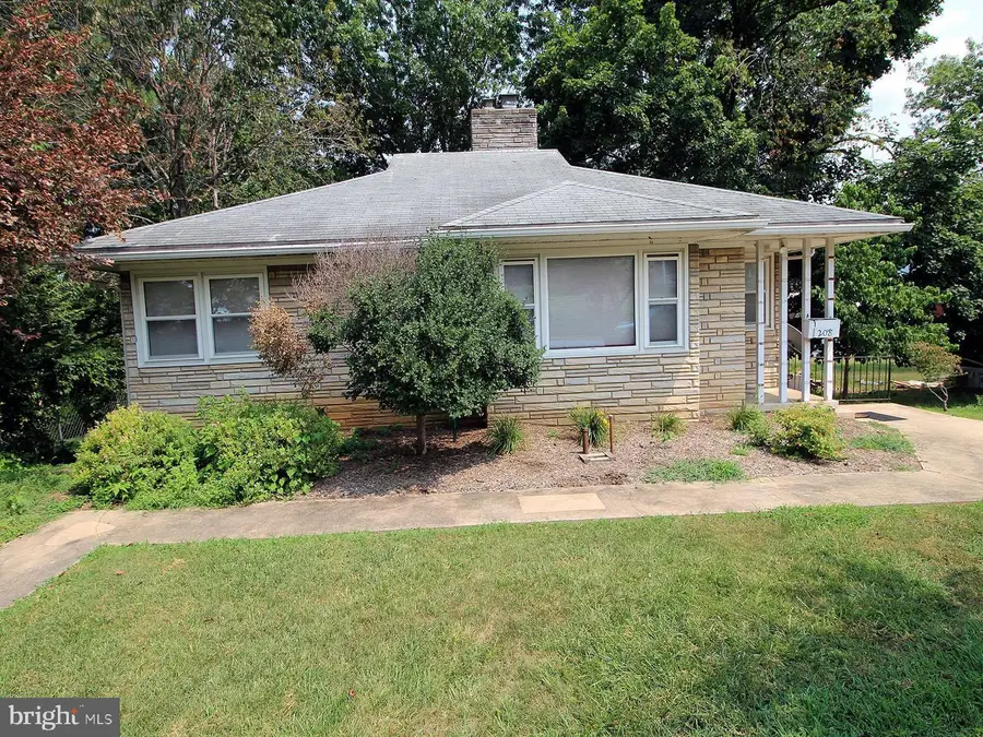 208 N Muhlenberg St, Woodstock, VA 22664 - #2