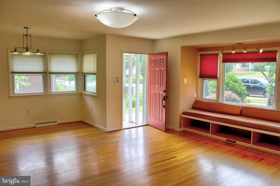 208 N Muhlenberg St, Woodstock, VA 22664 - #3