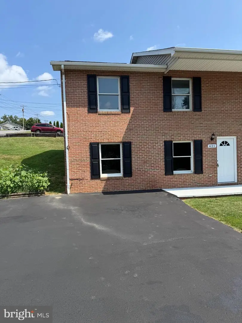 621 Thompson St, Strasburg, VA 22657 - #1