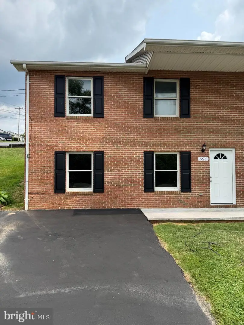 621 Thompson St, Strasburg, VA 22657 - #2