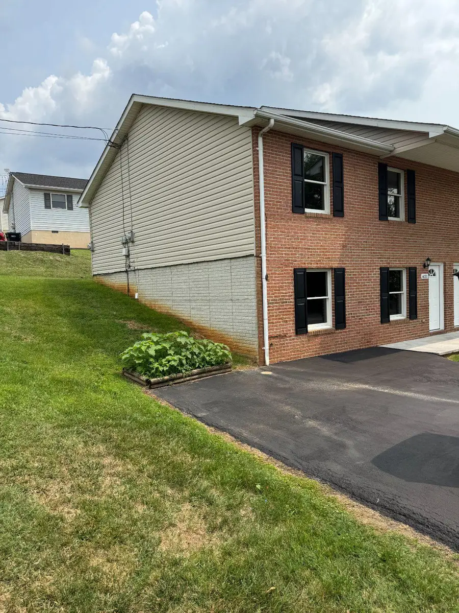 621 Thompson St, Strasburg, VA 22657 - #3