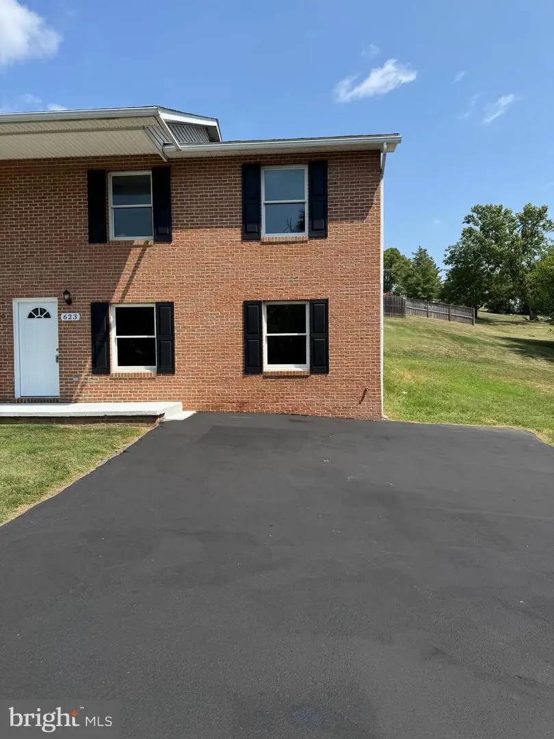 623 Thompson St, Strasburg, VA 22657 - #2