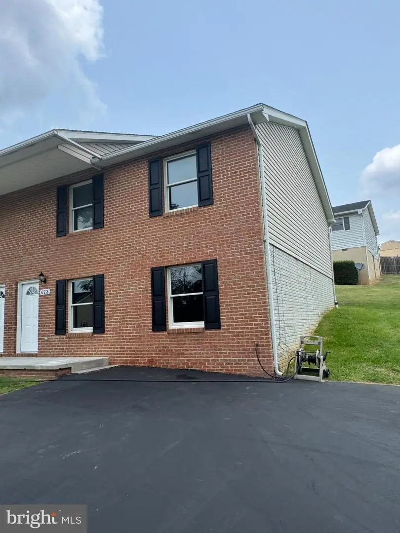 623 Thompson St, Strasburg, VA 22657 - #3