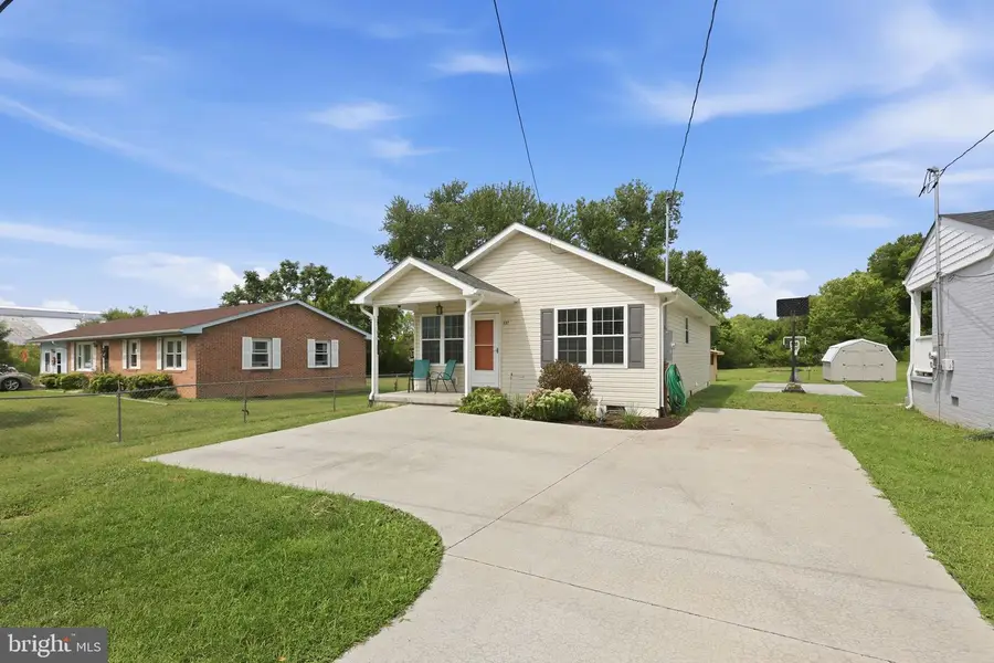 227 Stonewall St, Strasburg, VA 22657 - #2