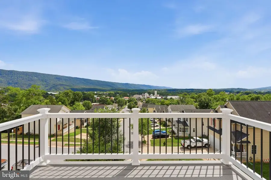 508 Thompson St, Strasburg, VA 22657 - #3