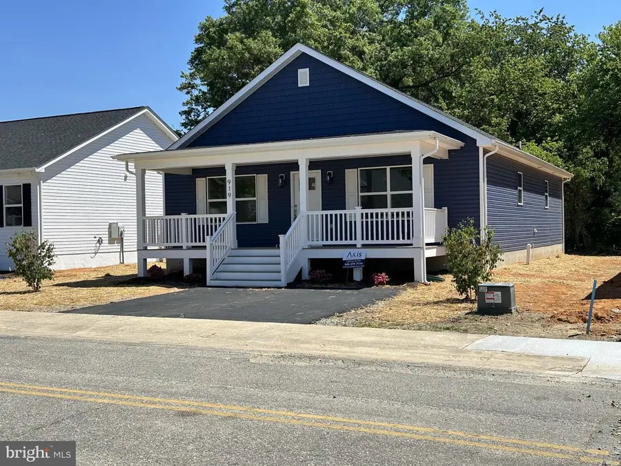 919 Jackson St, Colonial Beach, VA 22443 - #3