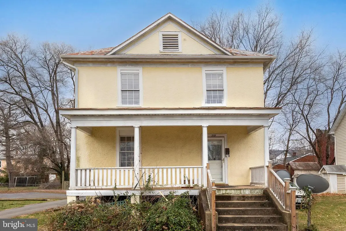 209 E Stonewall Dr, Front Royal, VA 22630 - Image #1