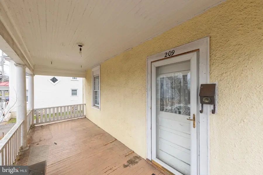 209 E Stonewall Dr, Front Royal, VA 22630 - Image #3