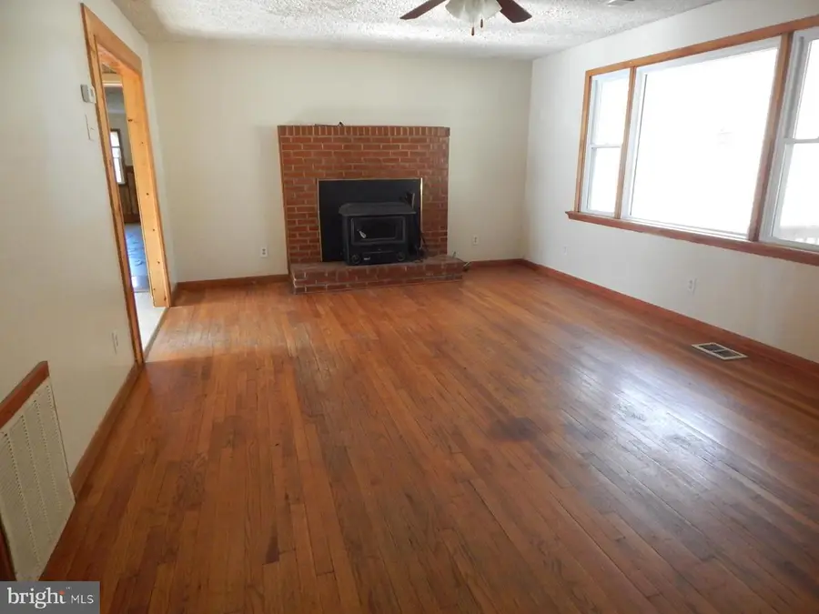 82 Broad Run Rd, Bentonville, VA 22610 - Image #2