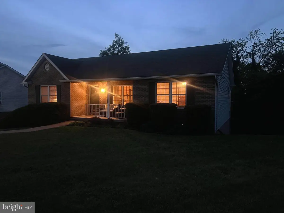 1076 Stuart Dr, Front Royal, VA 22630 - #1