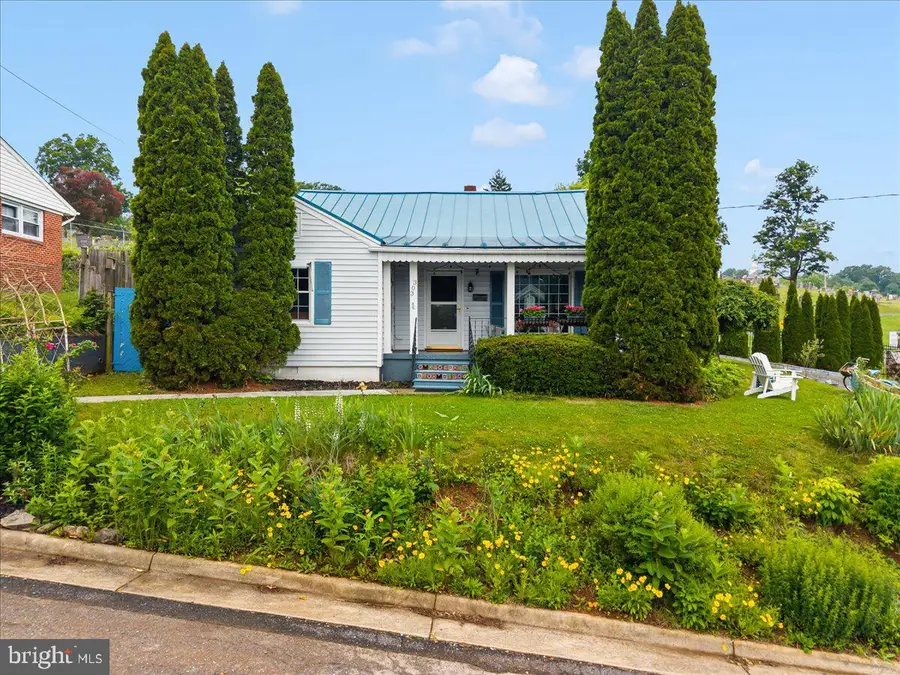 303 Lee St, Front Royal, VA 22630 - #2