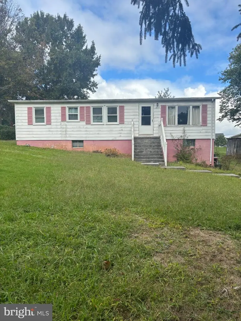 208 E 16th St, Front Royal, VA 22630 - #1