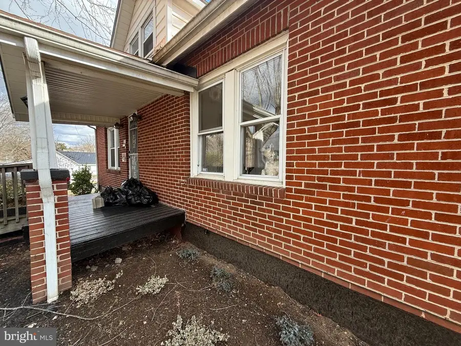 1015 W Washington St, Wytheville, VA 24382 - #3