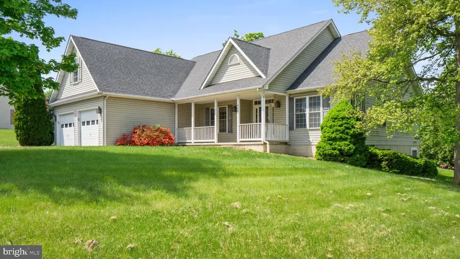 404 Michigan Dr, Falling Waters, WV 25419 - #2