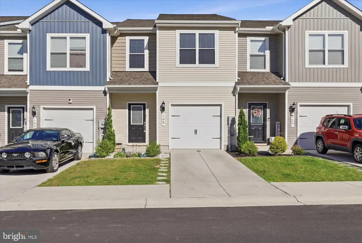 129 Paddington St, Falling Waters, WV 25419 - #1