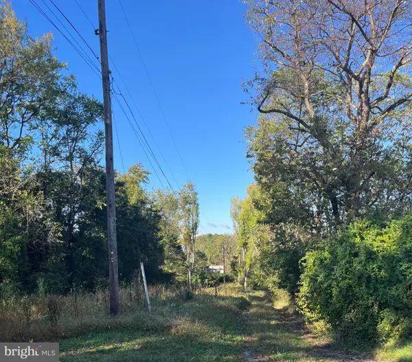 1087 Broad Ln, FALLING WATERS, WV 25419