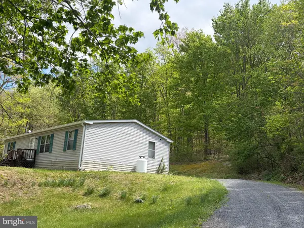 216 Walnut Dr, MOOREFIELD, WV 26836
