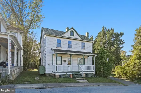 317 W Academy St, CHARLES TOWN, WV 25414