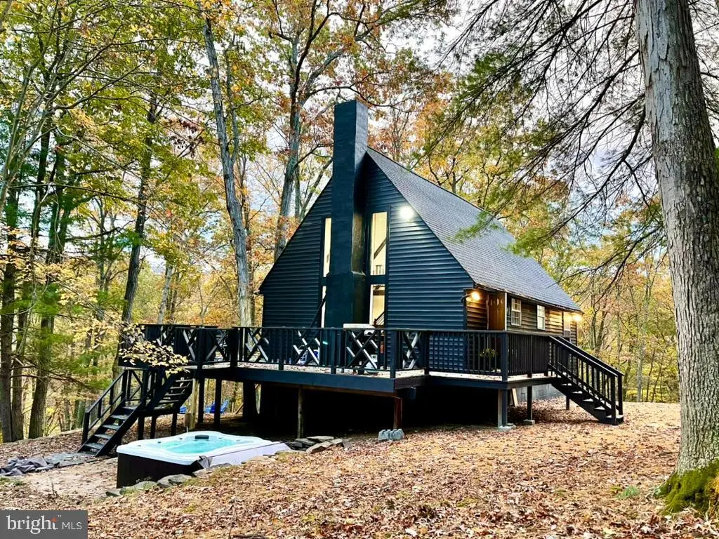 621 Cedar Run Ln, Great Cacapon, WV 25422 - Image #1