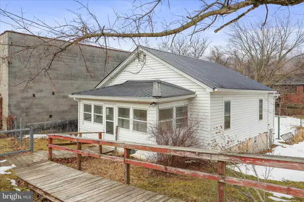 25 Harrison Ave, BERKELEY SPRINGS, WV 25411