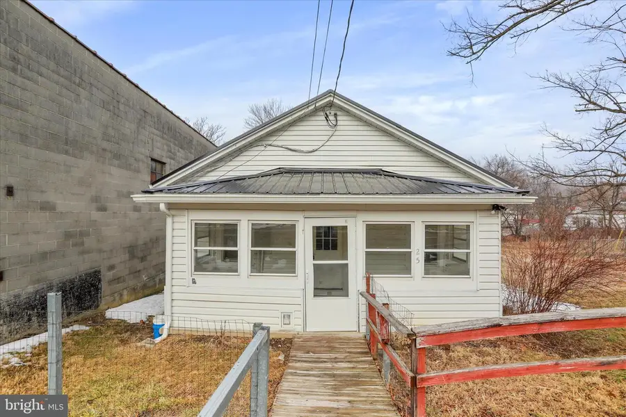 25 Harrison Ave, Berkeley Springs, WV 25411 - #2